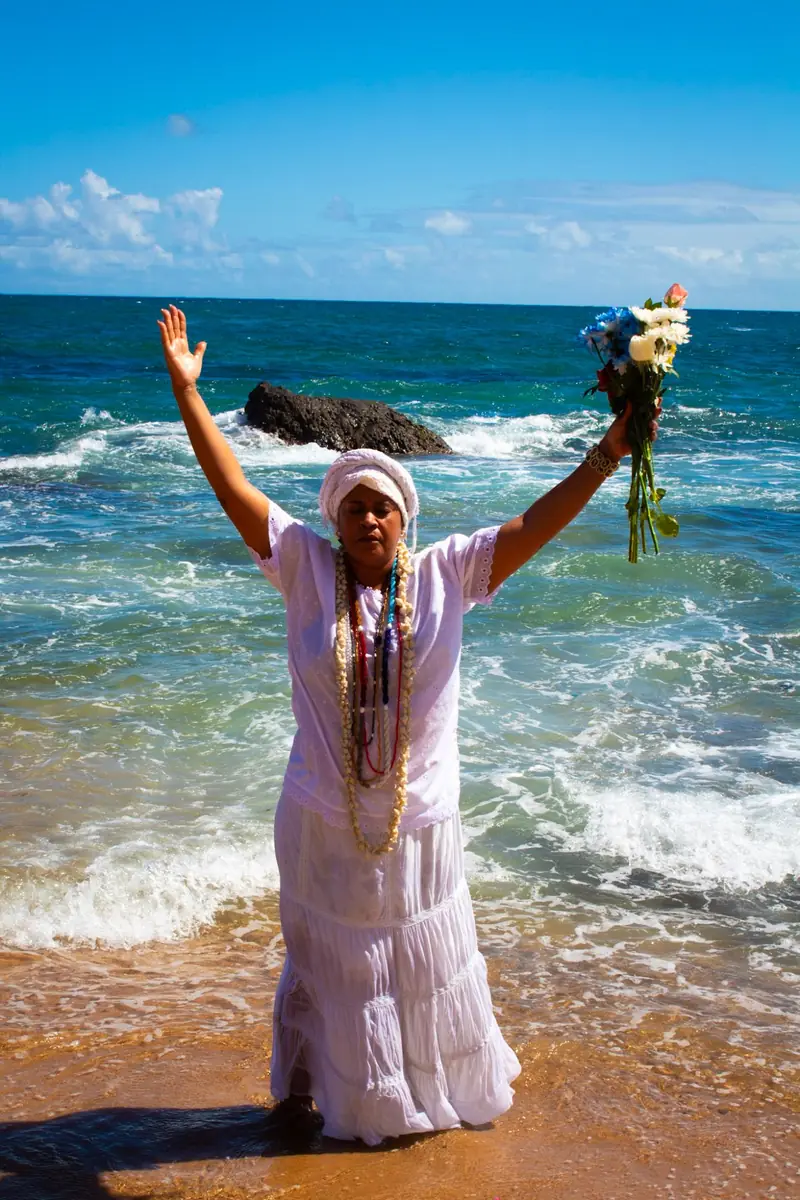 Mãe Iara de braços erguidos no mar