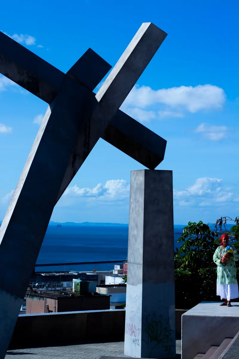 Mãe Iara no monumento da Cruz Caída, em Salvador
