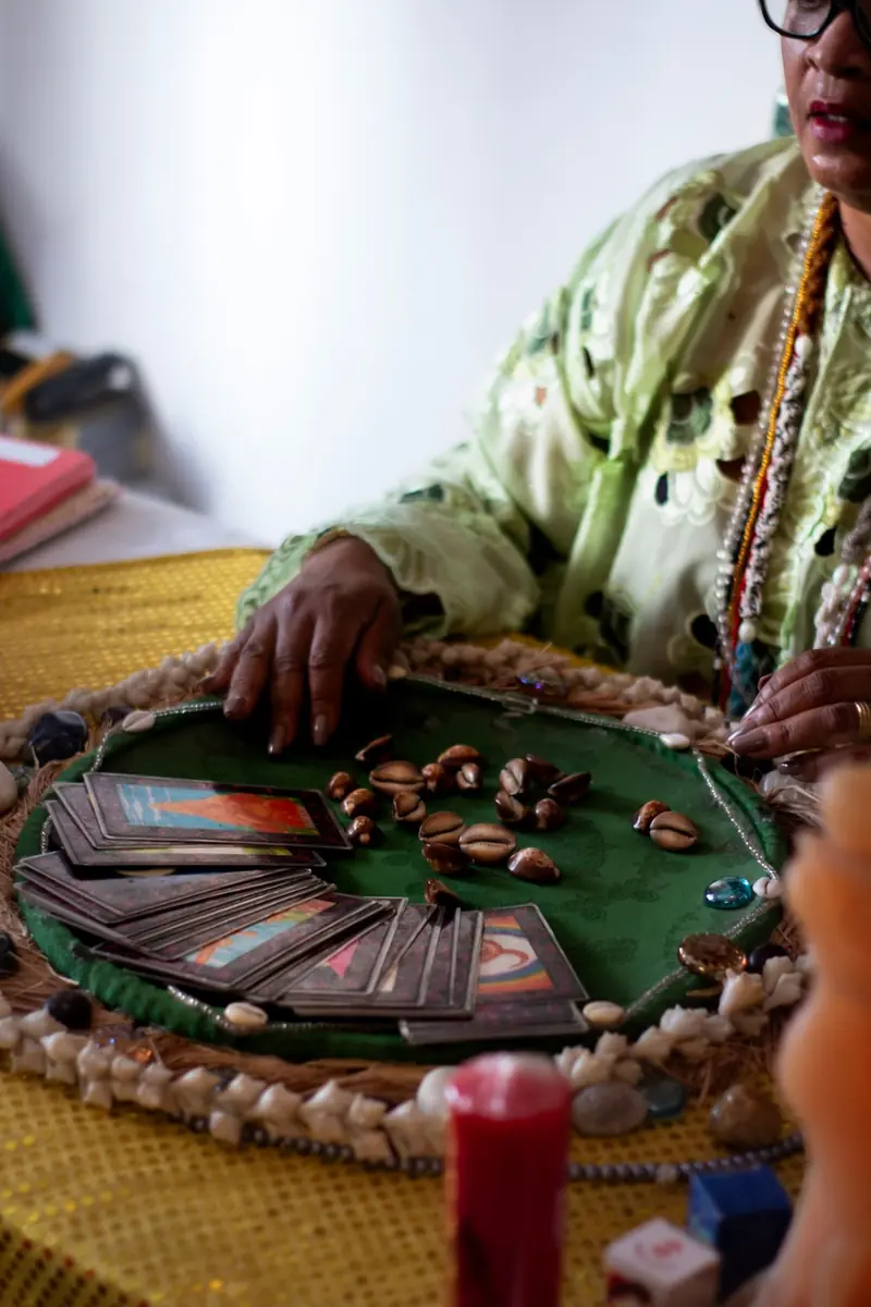 Mesa de consulta com búzios e cartas